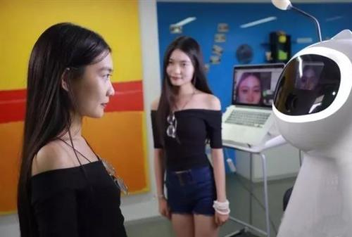 配备的是蚂蚁金服旗下金融级生物识别技术品牌zoloz研发成功眼纹识别